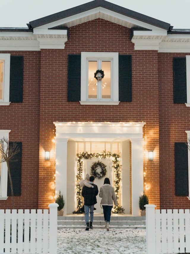 12 Holiday Door And Porch Decorating Ideas